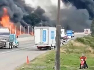 Cierran la autopista México-Puebla por choque e incendio de dos pipas