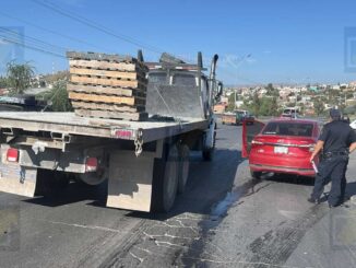 Choque entre auto compacto y camión de carga paraliza tránsito en avenida Pacheco 