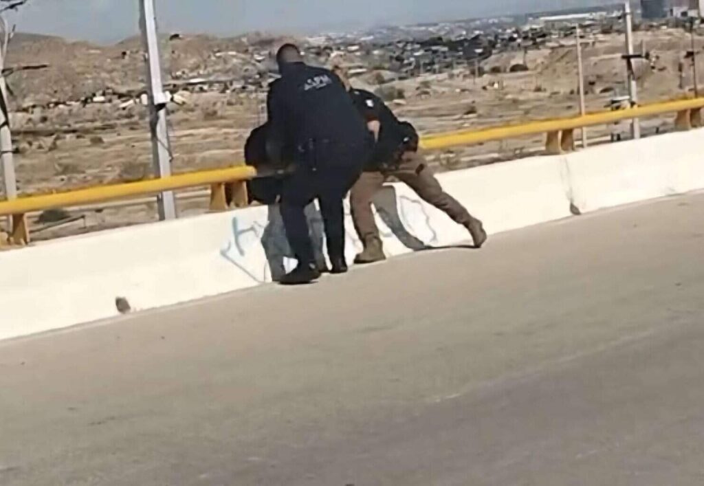 Intenta mujer arrojarse de puente en el Camino Real; la rescatan