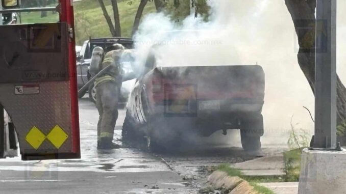 fuerte-incendio-consume-camioneta-en-la-lateral-de-ocampo.jpeg Fuerte incendio consume camioneta en la lateral de Ocampo