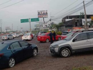 Al menos 20 autos dañados por baches en la autopista México Querétaro