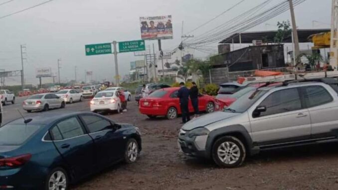 al-menos-20-autos-danados-por-baches-en-la-autopista-mexico-queretaro.jpg Al menos 20 autos dañados por baches en la autopista México Querétaro
