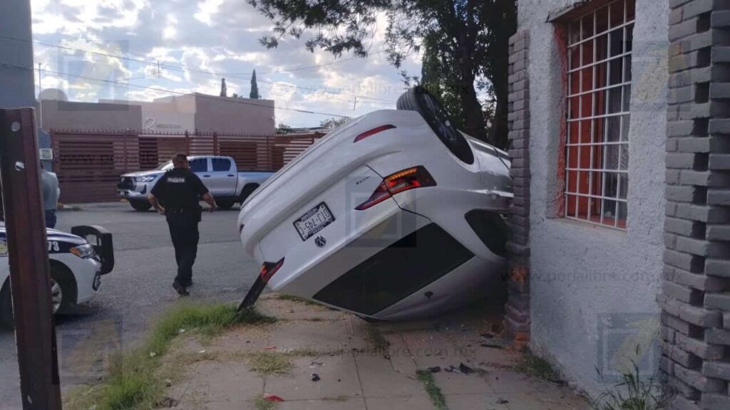Fuerte choque con volcadura en avenida 20 de Noviembre