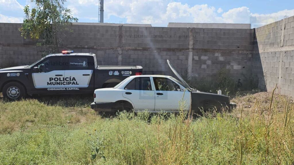 Localizan desmantelado en baldío de colonia Sierra Azul un vehículo robado