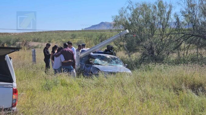 conductor-derriba-poste-tras-perder-una-llanta-en-carretera-chihuahua-a-delicias.jpeg Conductor derriba poste tras perder una llanta en carretera Chihuahua a Delicias