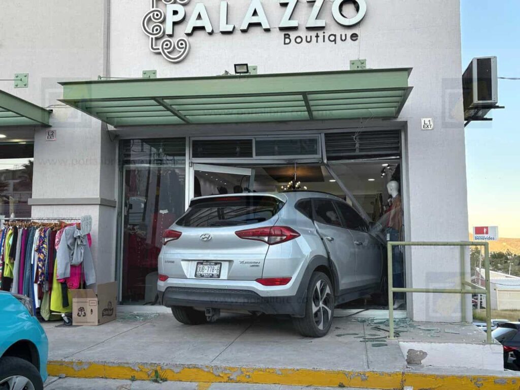 Camioneta se estrella contra boutique en Lomas Universidad; dos lesionadas