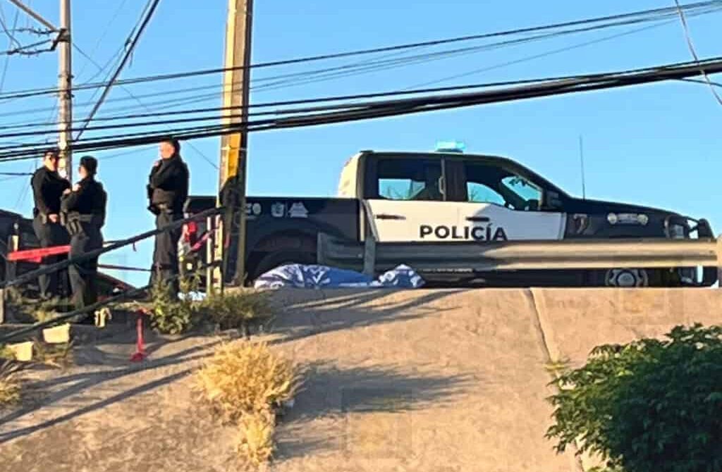 Muere hombre en parada de camión tras sufrir aparente infarto fulminante