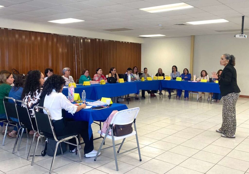 Capacitan a personal educativo en resolución pacífica de conflictos escolares