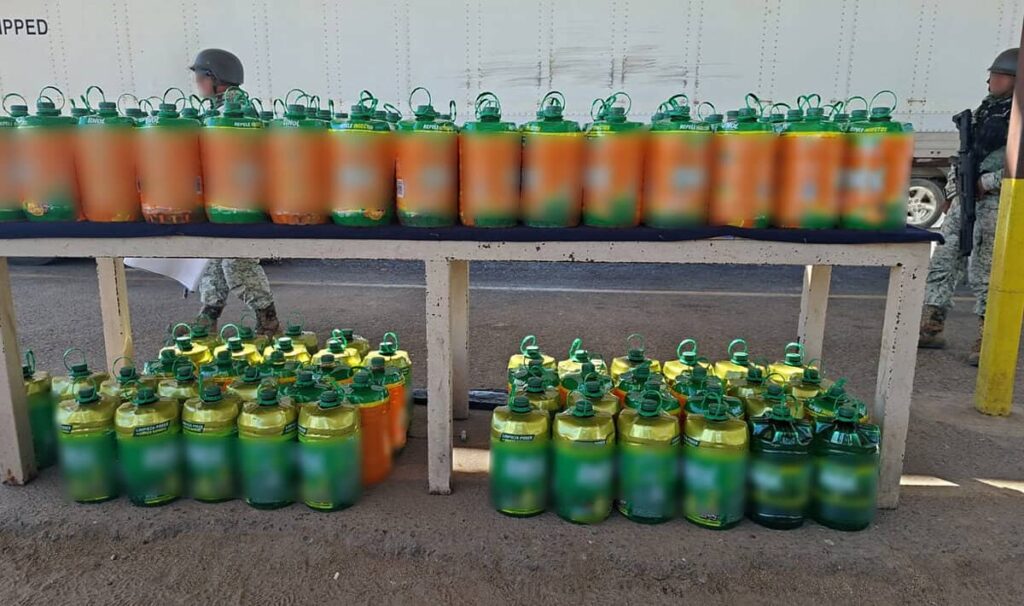 Decomisan mil 67 litros de metanfetamina oculta en bidones de limpiador en Sonora