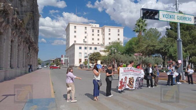 reclaman-parcialidad-de-la-cedh-tras-recomendacion-a-favor-de-cesar-duarte-bloquean-avenidas.jpeg Reclaman parcialidad de la CEDH tras recomendación a favor de César Duarte; bloquean avenidas