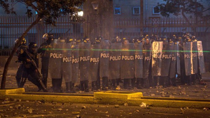 se-desata-la-violencia-durante-marcha-en-lima-peru.jpg Se desata la violencia durante marcha en Lima, Perú