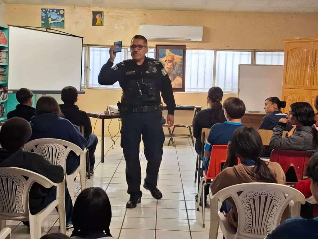Llevan policías municipales pláticas preventivas a secundarias