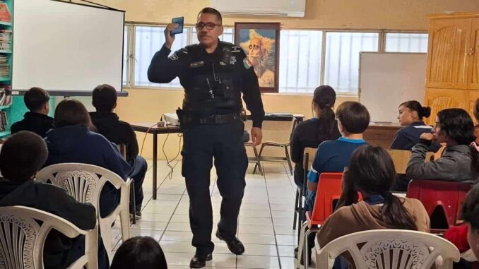 llevan-policias-municipales-platicas-preventivas-a-secundarias.jpeg Llevan policías municipales pláticas preventivas a secundarias