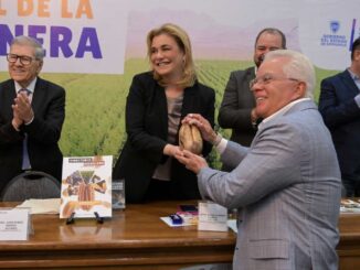 Maru Campos recibe reconocimiento a la excelencia y al mérito nogalero en nombre de Víctor Cruz Russek