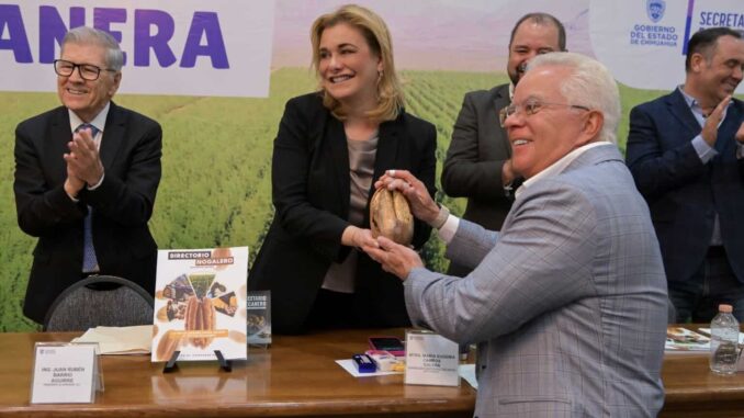 maru-campos-recibe-reconocimiento-a-la-excelencia-y-al-merito-nogalero-en-nombre-de-victor-cruz-russek.jpeg Maru Campos recibe reconocimiento a la excelencia y al mérito nogalero en nombre de Víctor Cruz Russek