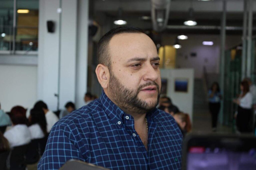 «Terribles deficiencias de la falsa Dinamarca»; Arturo Medina condena muerte de mujer al exterior del IMSS en Parral por falta de atención