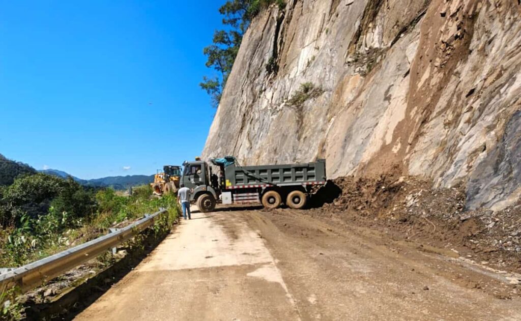 Ejército Mexicano despliega maquinaria pesada para rehabilitar caminos en zonas afectadas por lluvias