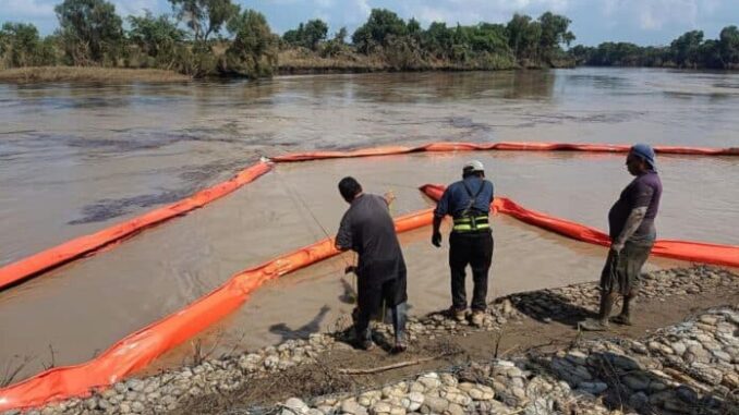 barrera-en-el-rio-tuxpan-por-derrame-de-hidrocarburo-696x429.jpg
