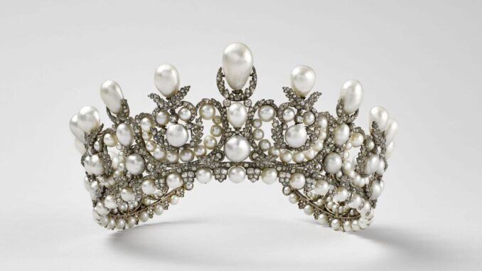 diadema-la-emperatriz-eugenia-robada-del-museo-del-louvre.jpg