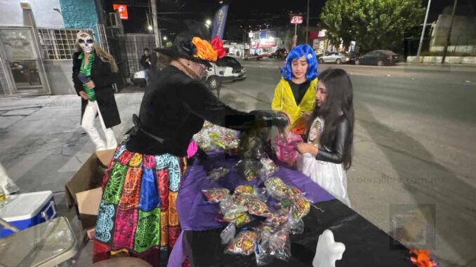 celebra-autolavado-noche-de-brujas-repartiendo-dulces-a-pequenos.jpeg Celebra autolavado noche de brujas repartiendo dulces a pequeños
