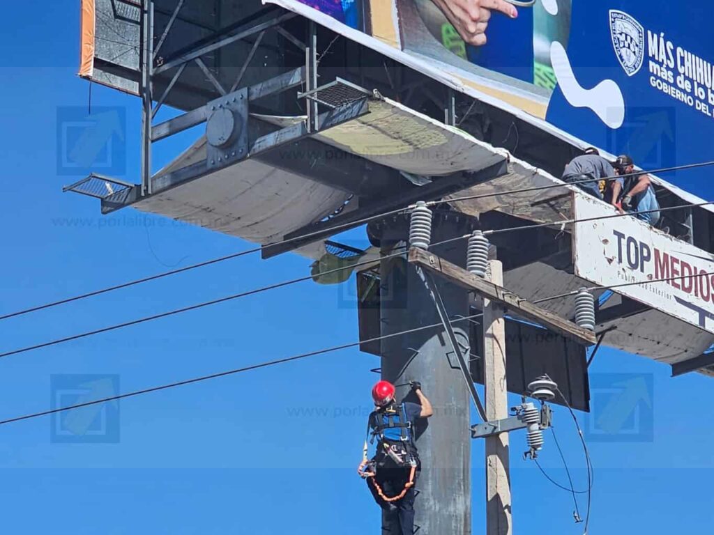 Joven recibe descarga eléctrica mientras colocaba bandera en espectacular