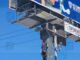 Joven recibe descarga eléctrica mientras colocaba bandera en espectacular