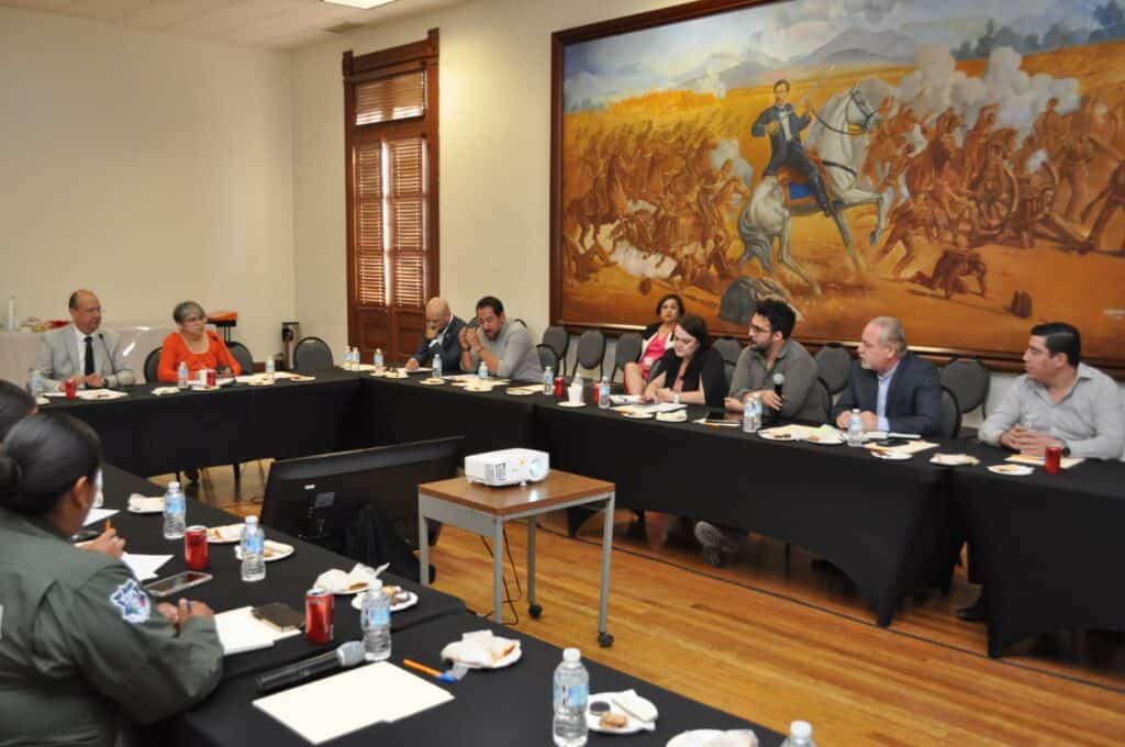 Revisan camiones madereros para combatir la extracción ilegal de madera de la sierra