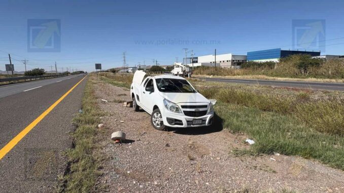 conductor-resulta-con-lesiones-leves-tras-volcadura-en-la-carretera-a-delicias.jpeg Conductor resulta con lesiones leves tras volcadura en la carretera a Delicias