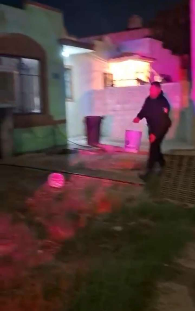 Ayudan Policias Municipales a sofocar incendio en vivienda