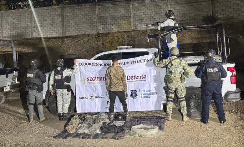 Cae adolescente con arsenal, droga y equipo táctico en Balleza