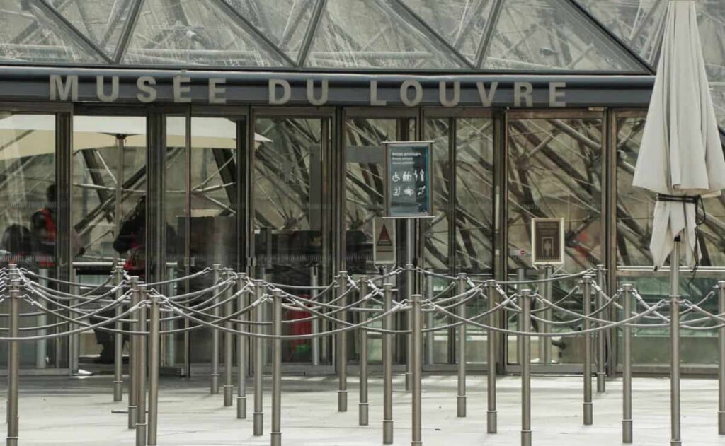 Uno de los detenidos no fue consciente de la gravedad del robo al Louvre, dice abogada