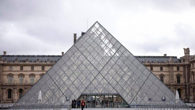 detienen-a-dos-sospechosos-por-robo-al-museo-del-louvre.jpg Detienen a dos sospechosos por robo al Museo del Louvre