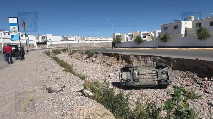 camioneta-termina-volcada-en-arroyo-tras-perder-el-control-en-avenida-desarrollo.jpeg Camioneta termina volcada en arroyo tras perder el control en avenida Desarrollo