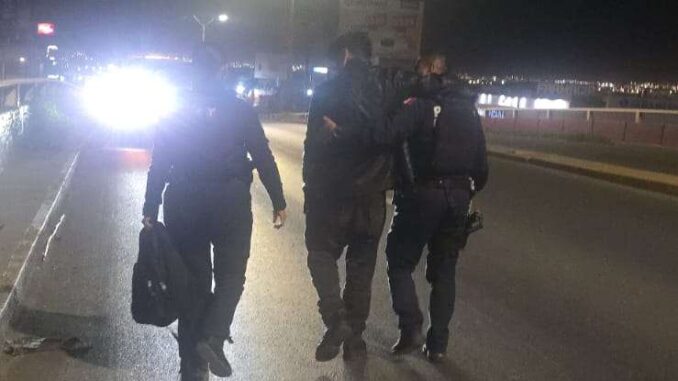rescatan-a-joven-que-intento-lanzarse-de-un-puente-en-la-cuesta.jpeg Rescatan a joven que intentó lanzarse de un puente en La Cuesta