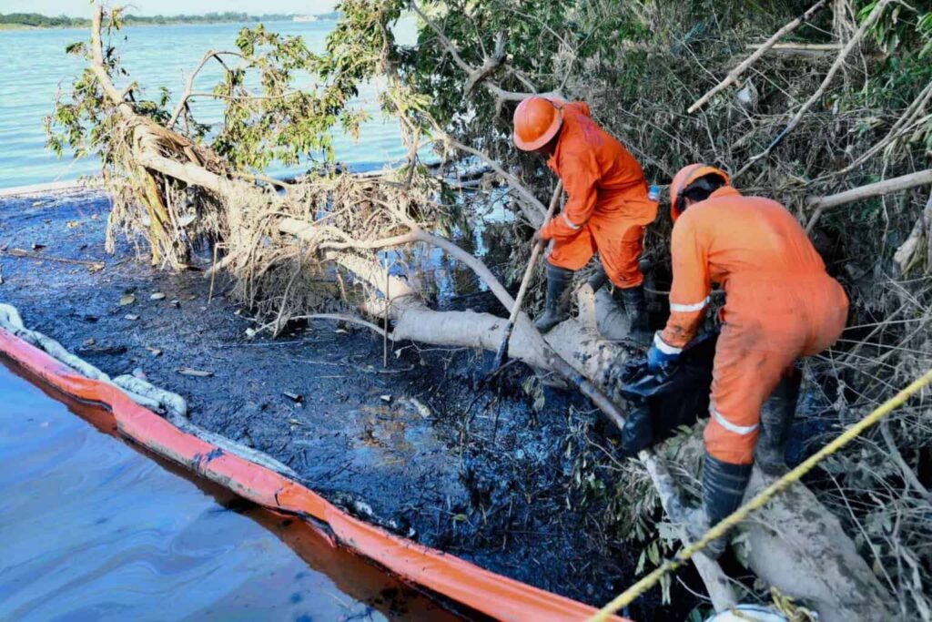 Así se ve el derrame de hidrocarburo en el río Tuxpan, Veracruz; suman 345 mil litros recuperados