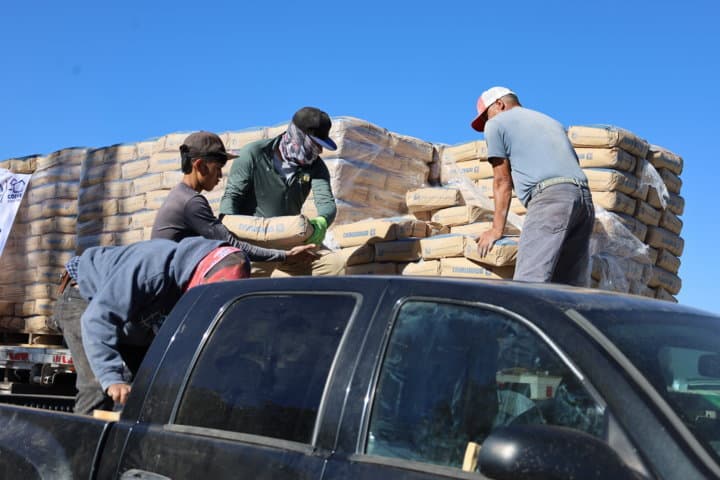 Entrega Estado 70 toneladas de cemento a familias del municipio de Madera