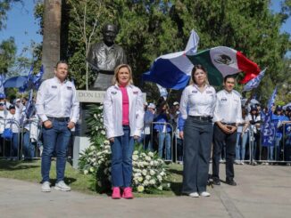Dirigentes y militantes del PAN realizan guardia de honor a Luis H. Álvarez