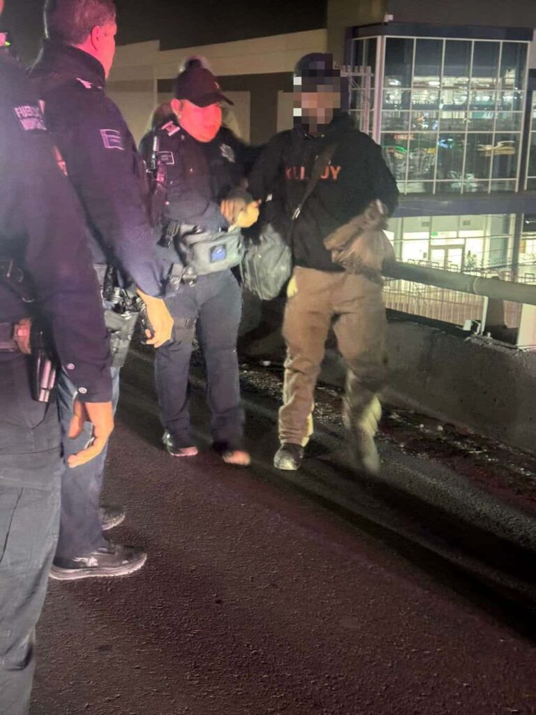 Rescatan a hombre que intentaba lanzarse de un puente en Zaragocita