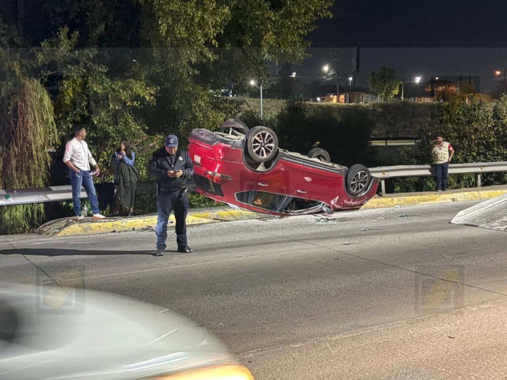 Choque con volcadura en Teófilo Borunda y Amapolas deja dos personas lesionadas