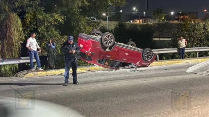 choque-con-volcadura-en-teofilo-borunda-y-amapolas-deja-dos-personas-lesionadas.jpeg Choque con volcadura en Teófilo Borunda y Amapolas deja dos personas lesionadas