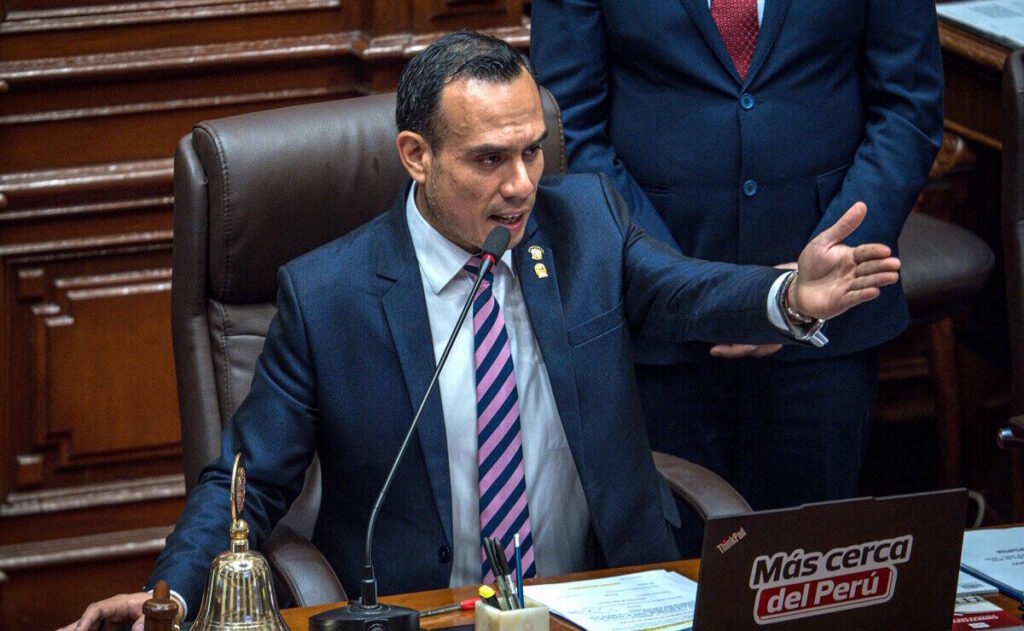 Presidente de Perú confirma que ex primer ministra de Castillo «no podrá viajar» a México