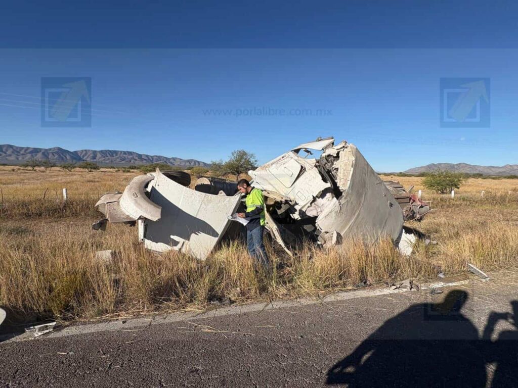Tráiler cargado con cemento vuelca en la vía corta a Parral; conductor queda atrapado
