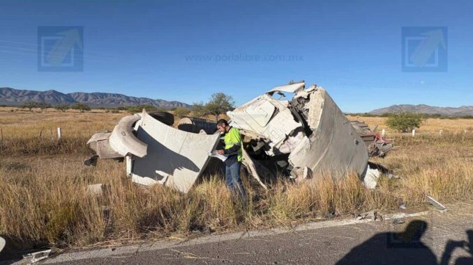 trailer-cargado-con-cemento-vuelca-en-la-via-corta-a-parral-conductor-queda-atrapado.jpeg Tráiler cargado con cemento vuelca en la vía corta a Parral; conductor queda atrapado