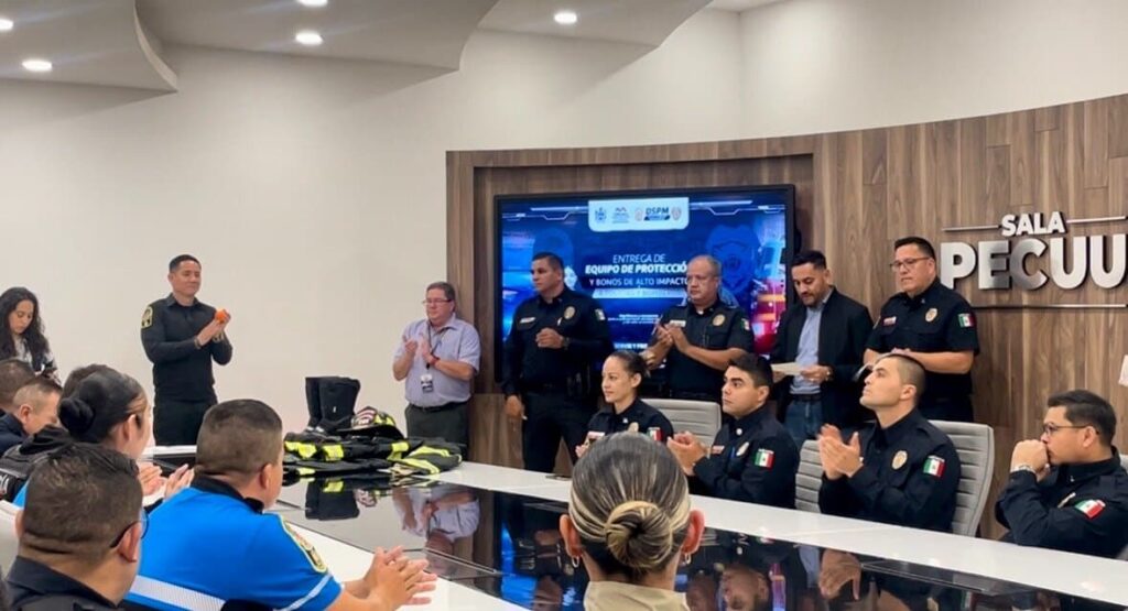 Entrega DSPM equipos de protección a Bomberos y reciben incentivo junto con policías