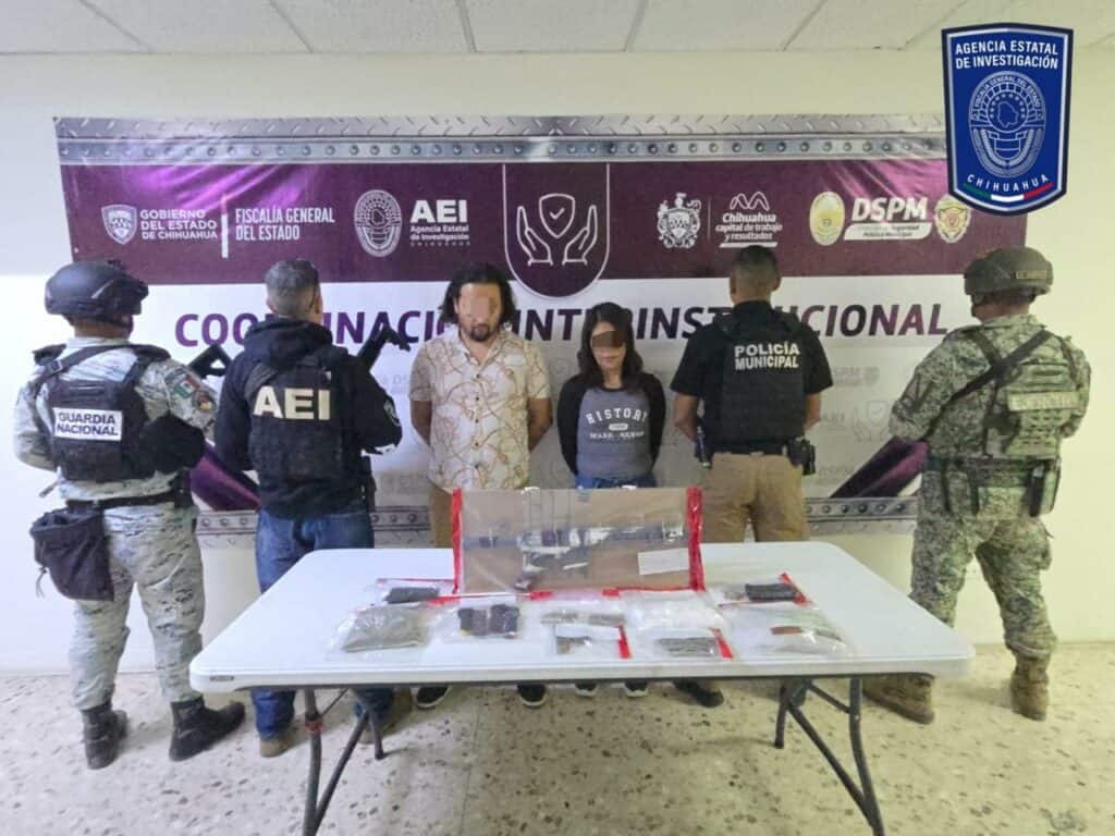 Detienen en flagrancia a un hombre y a una mujer en posesión de narcóticos y armamento