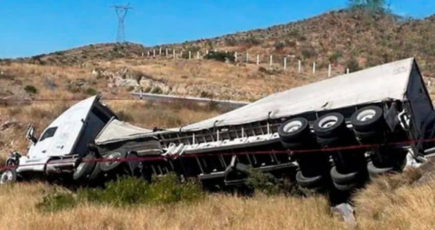 Tráiler con migrantes vuelca en carretera Jiménez–Torreón; al menos 4 muertos y siete heridos