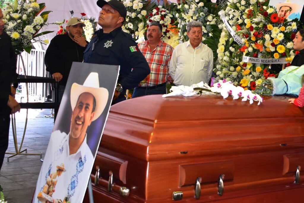 despiden a Carlos Manzo entre indignación y protestas