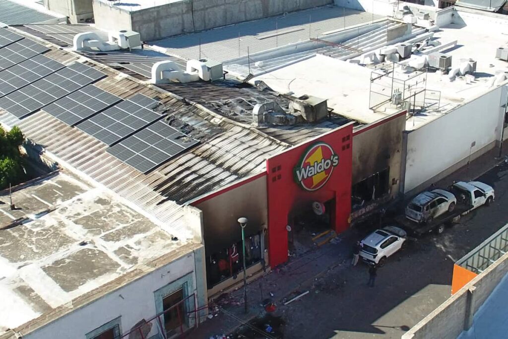 Cadena promete apoyo a familias y cierran 68 sucursales
