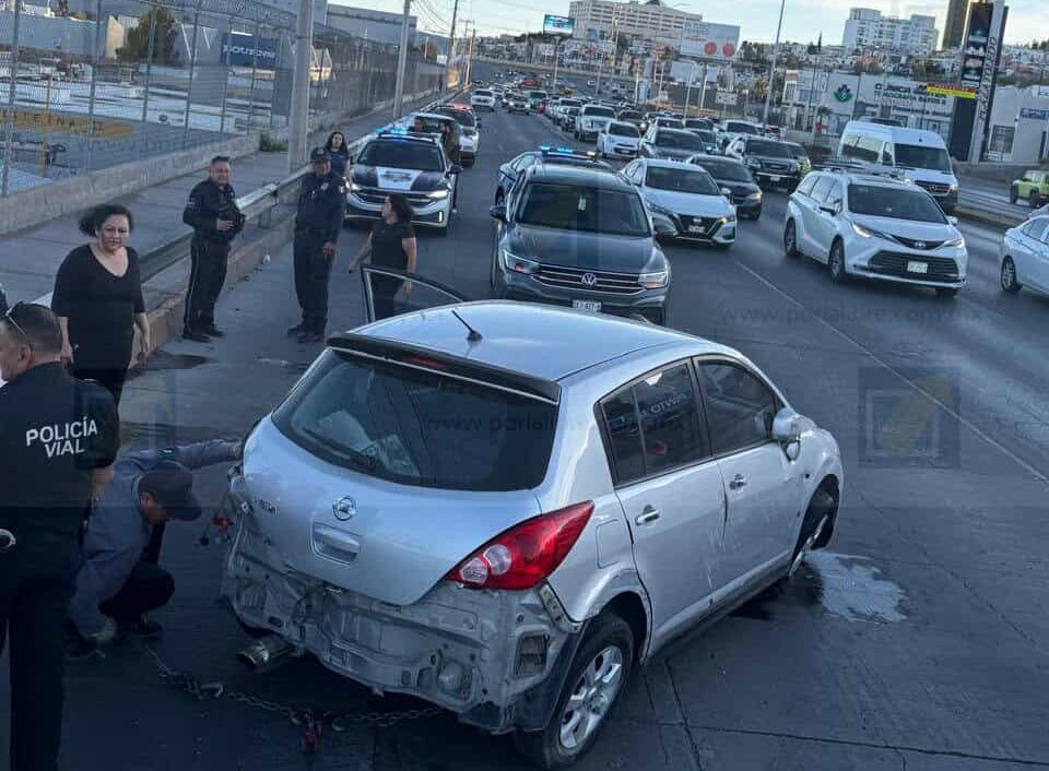 Joven pierde el control y queda volcado en carriles contrarios  del Juventud