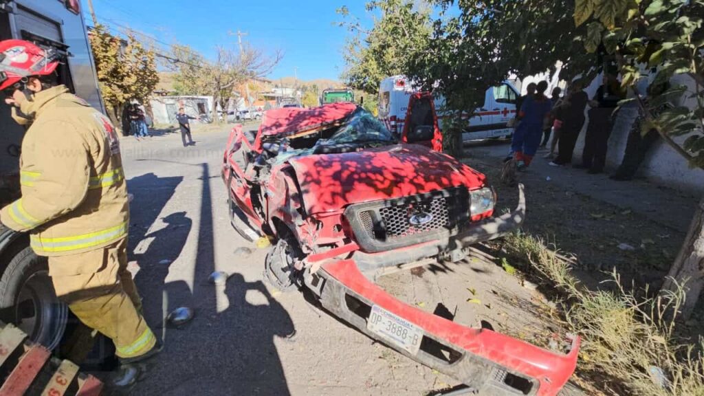 Joven provoca dos choques tras intentar escapar; termina atrapado en su vehículo